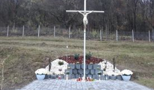 Úprava okolia kríža na cintoríne 