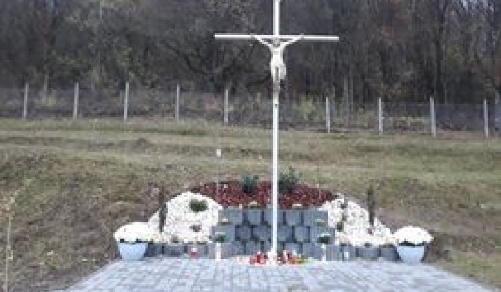 Úprava okolia kríža na cintoríne